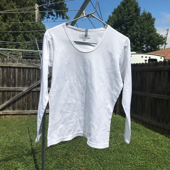 Secret Treasures Tops - 🛌Soft white  t shirt🛌